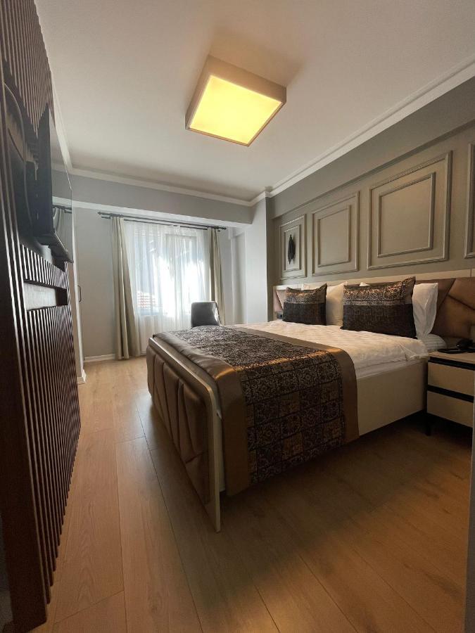 Azra Sultan & 4* Istanboel